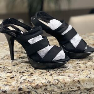 Simply Vera Vera Wang Black Strappy 4” platform Heels
8.5